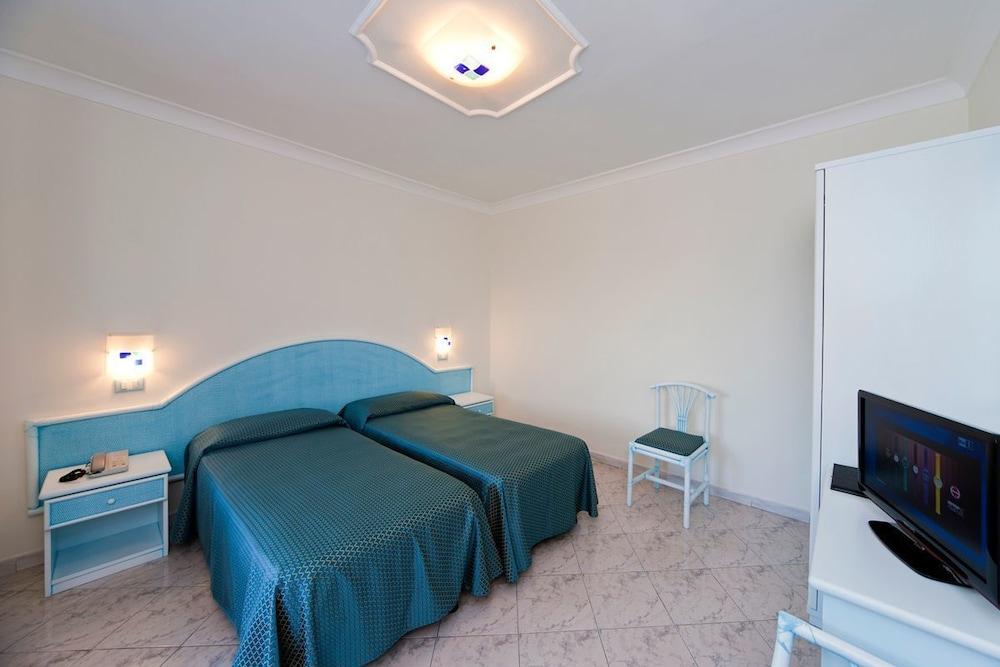 Hotel Bellevue Benessere & Relax Иския Екстериор снимка