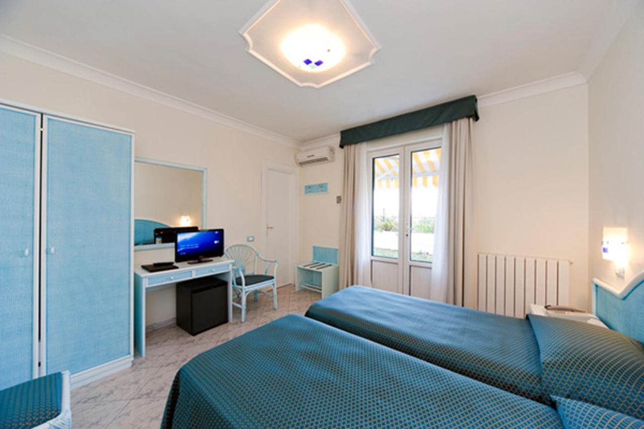 Hotel Bellevue Benessere & Relax Иския Стая снимка